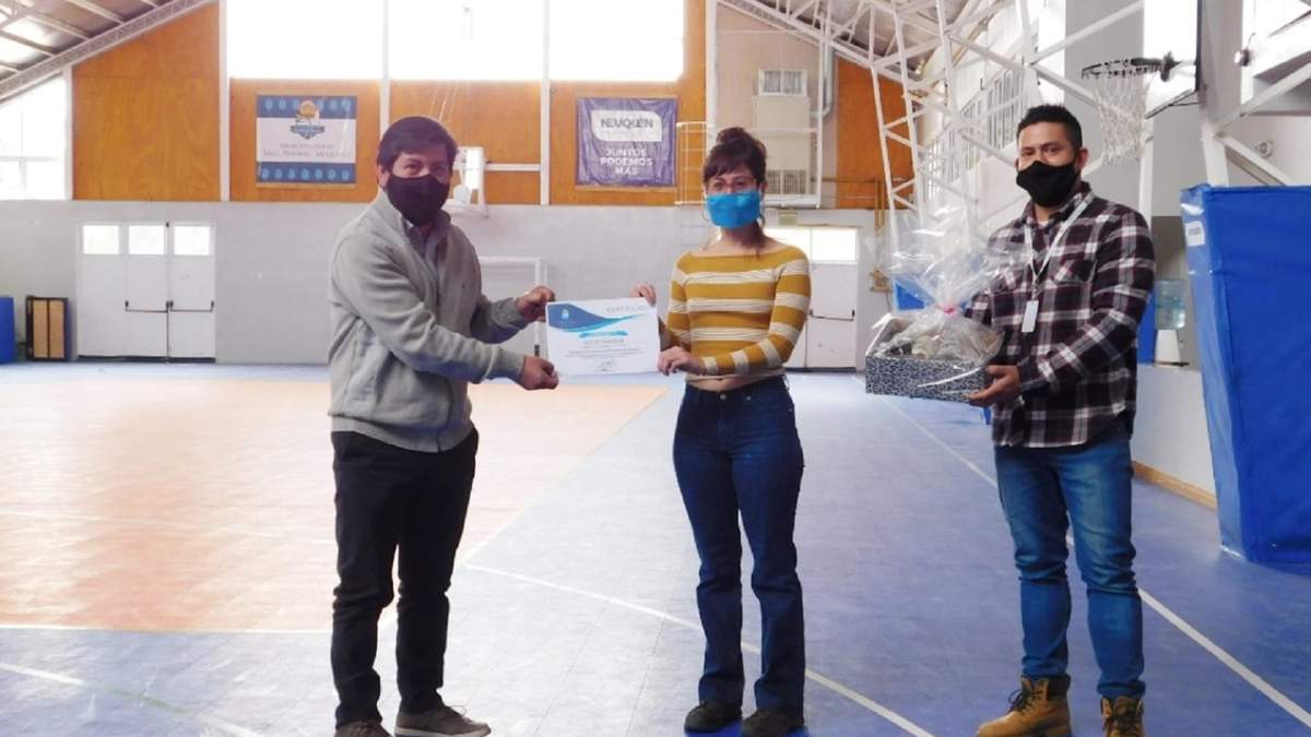 El intendente de Villa Pehuenia haciendo entrega del reconocimiento. Fuente: (Twitter).