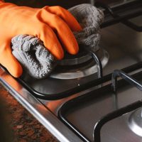 Limpiá las hornallas de la cocina sin rayarlas y sin esfuerzo, con 4 ingredientes que seguro ya tenes