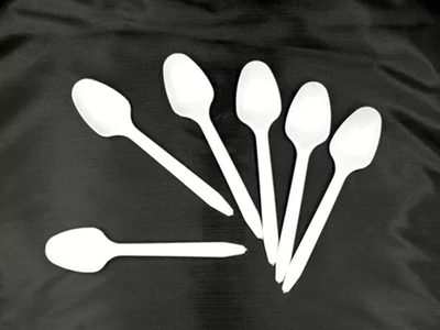 Con las cucharitas plásticas que siempre tirás, armá este portavelas estilo vintage para tu habitación