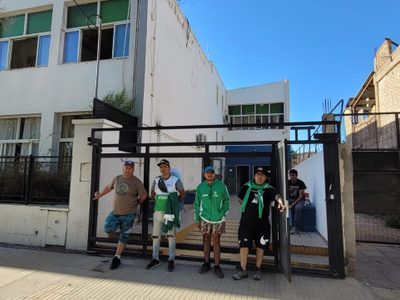 Municipales de Centenario nucleados en ATE profundizaron la medida con un bloqueo al municipio