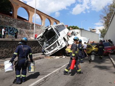 Tráiler embiste 22 vehículos en la autopista México-Querétaro (Video)