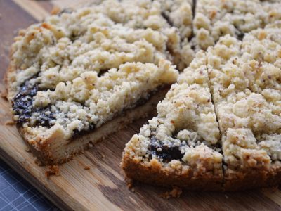 Torta crumble de limón y arándanos, sin gluten, azúcar ni lactosa: la receta keto