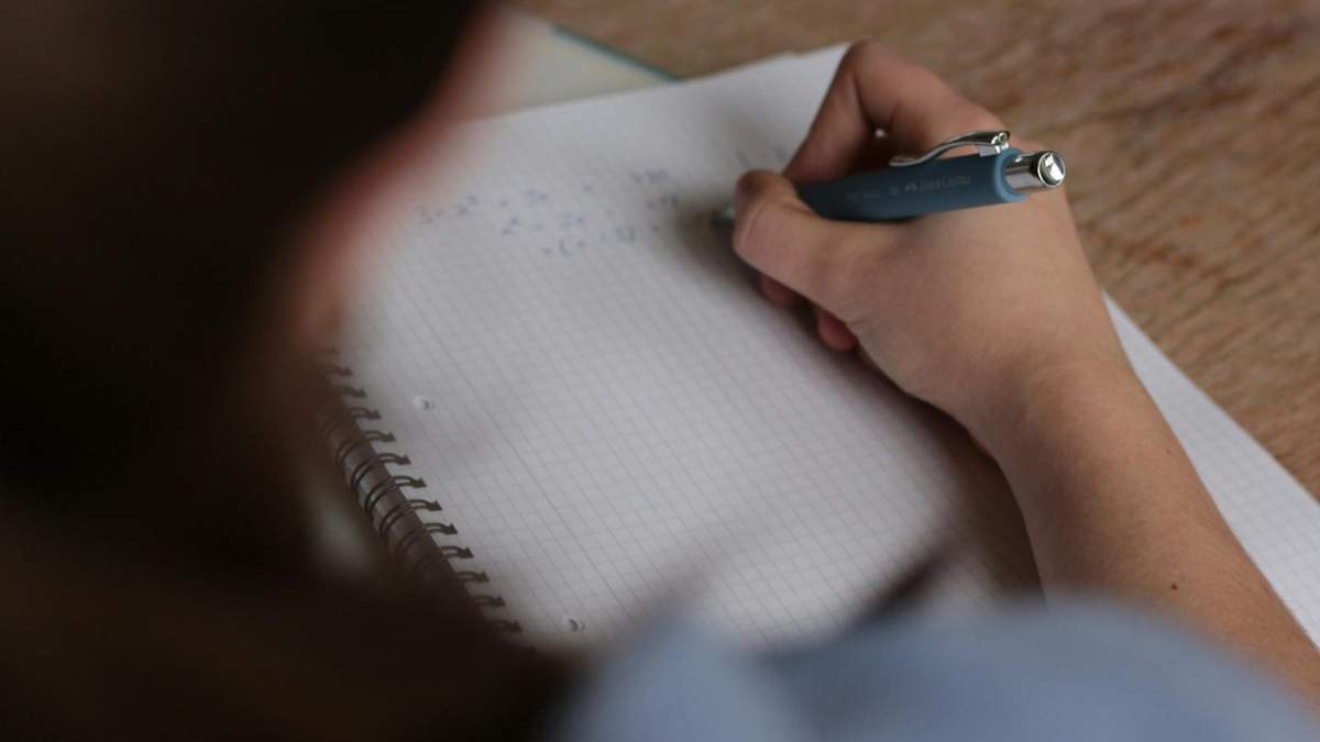 La brecha educativa entre provincias tiene raíces históricas que aún persisten.