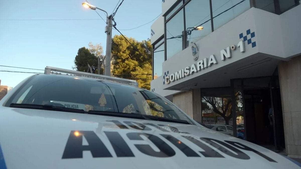 Personal de la Comisaría 1 demoró a la pareja en el centro. Fuente: (Twitter).