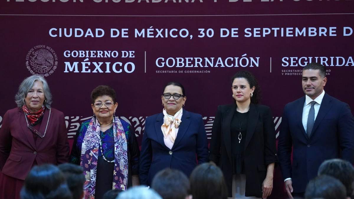 Los titulares salientes y entrantes de ls Consejería Jurídica, Segob y SSC