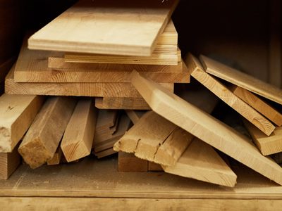 Con 1 pedazo de madera y 1 retazo de tela arpillera: creá esto tan útil y vintage para tu cocina