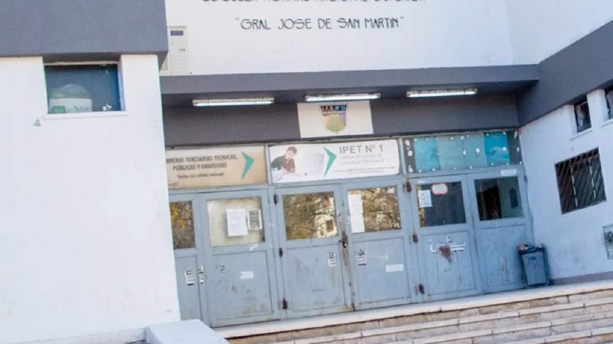 El grave episodio de violencia ocurrió en la Escuela San Martín de Neuquén. Fuente: (Neuquén Informa)