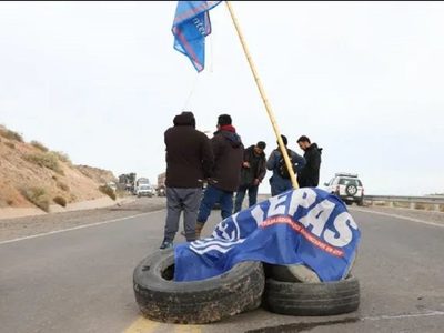 Trabajadores del EPAS de Neuquén reclamaron frente a la planta de tratamiento de Bardas Norte