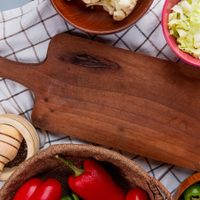 Tan solo necesitás unos ingredientes re comunes en tu cocina: así podés desinfectar y limpiar tu tabla para picar de madera