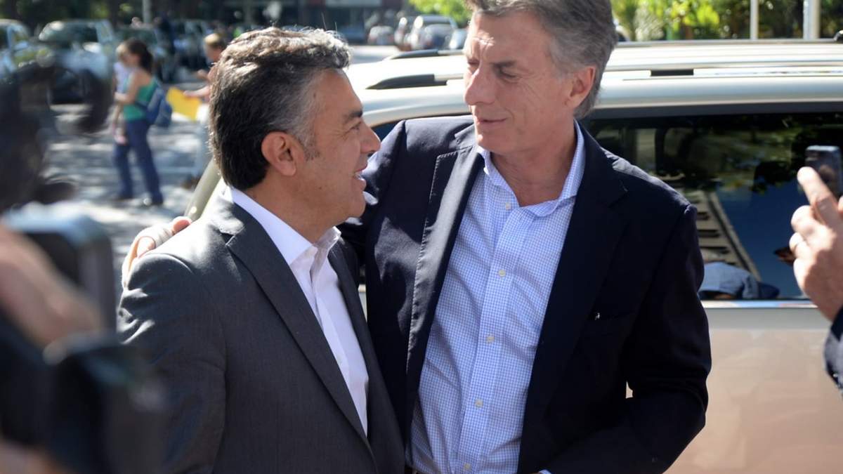 Cornejo y Macri (foto: Twitter).