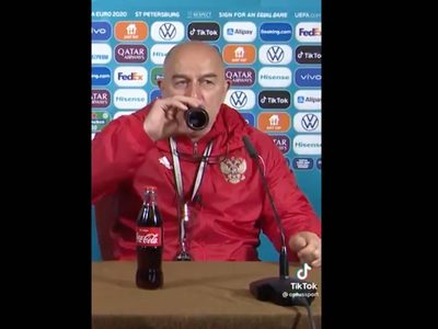 Un largo trago de Coca-Cola de Stanislav Cherchésov causa revuelo en redes