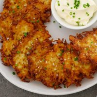 Latkes de papa: llevá a otro nivel tus picadas con esta receta fácil de hacer de un clásico de la cocina judía