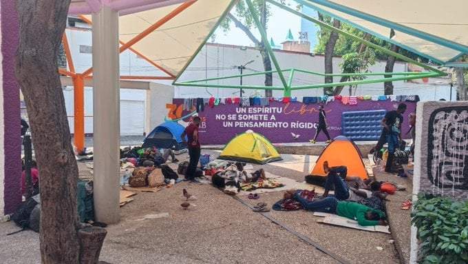 Migrantes afuera de la Comisión Mexicana de Ayuda a Refugiados