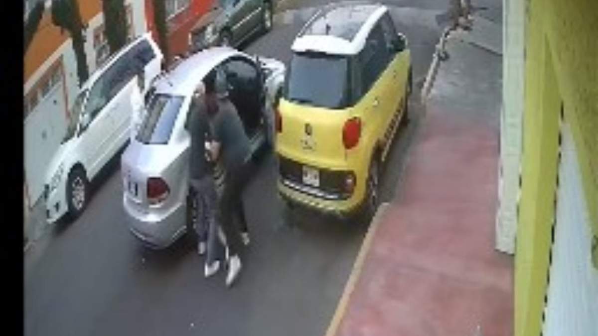 Mujer es forzada a subir a un auto en Venustiano Carranza