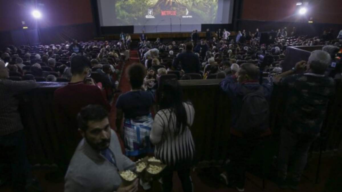 Gente espera en el Cine Yara para la proyección de la serie de Netflix, "Cien años de soledad", como parte del 45° Festival Internacional del Nuevo Cine Latinoamericano de La Habana en La Habana, Cuba