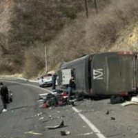 Autobús del cantante Memo Garza, exvocalista de La Adictiva, se vuelca en la Durango-Mazatlán