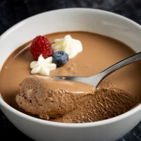 Con huevo duro y esta original receta, hacé el mousse de chocolate más cremoso y rico que vas a probar