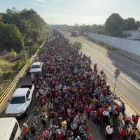 Caravana migrante cruza México previo a visita de delegación de EU para controlar flujo migratorio