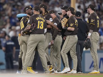 Fans de Dodgers lanzan pelotas y basura al campo, interrumpen victoria de los Padres (Video)
