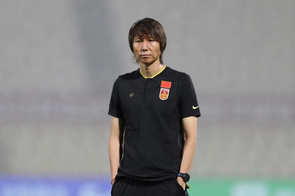 El entrenador de China, Li Tie, asiste al partido de clasificación del Grupo B para el Mundial 2022 entre China y Vietnam en el estadio Sharjah, en Sharjah, Emiratos Árabes Unidos, el 7 de octubre de 2021.