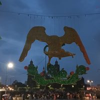 Lluvia provoca corto circuito en alumbrado patrio del Zócalo, incluida águila tridimensional
