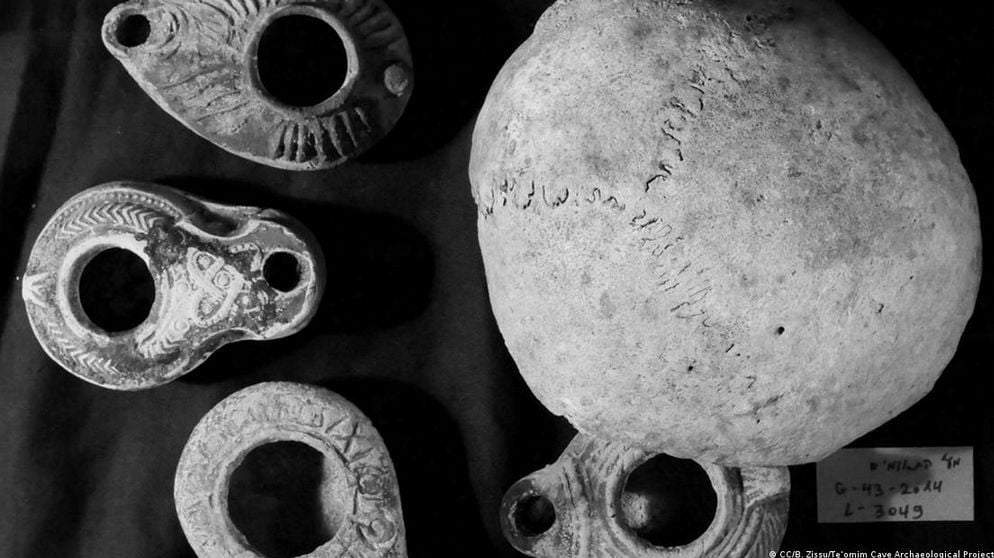 Lámparas de aceite encontradas en la cueva