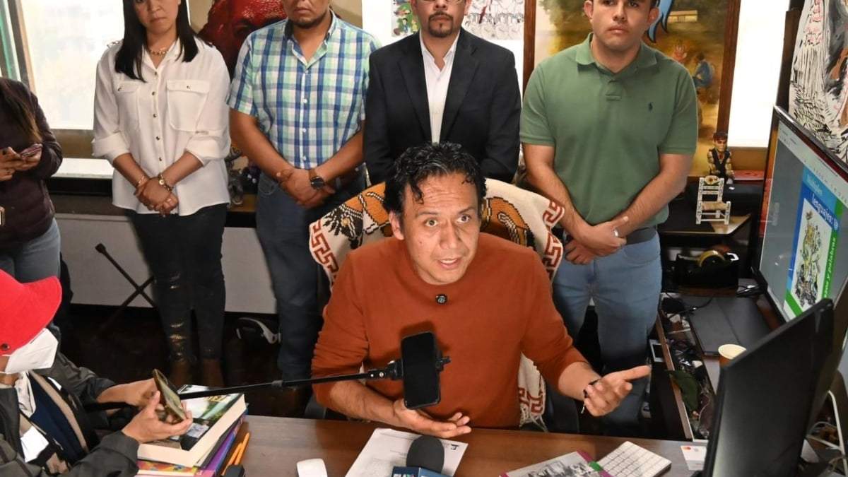 Marx Arriaga en una conferencia de prensa todavía en su oficina de la SEP