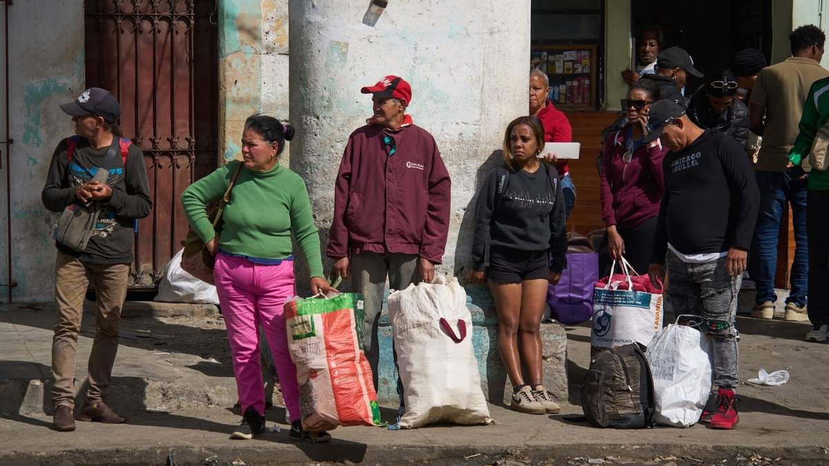 Conductores hacen una larga fila para ingresar a una gasolinera el viernes 30 de enero de 2026, en La Habana, Cuba