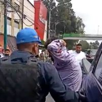Bajan de patrulla y golpean a presunto ladrón sobre Calzada de Tlalpan