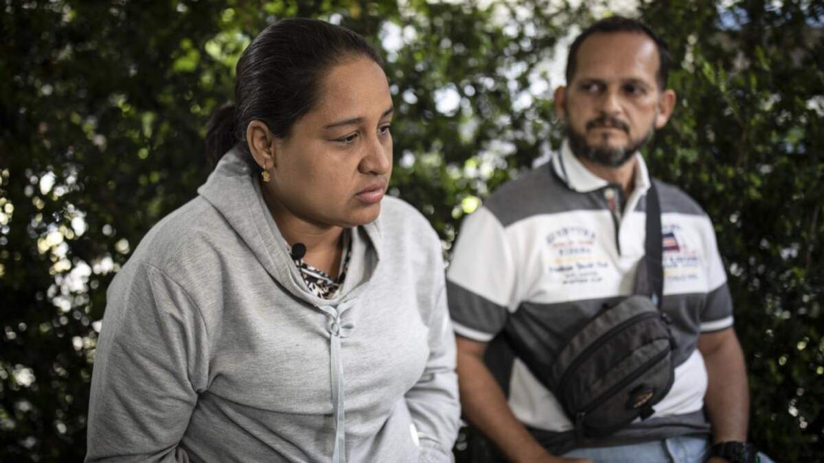 Los venezolanos Yolmedi Carina Gómez, izquierda, y José Luis Porras Pinilla durante una entrevista en Bogotá, Colombia