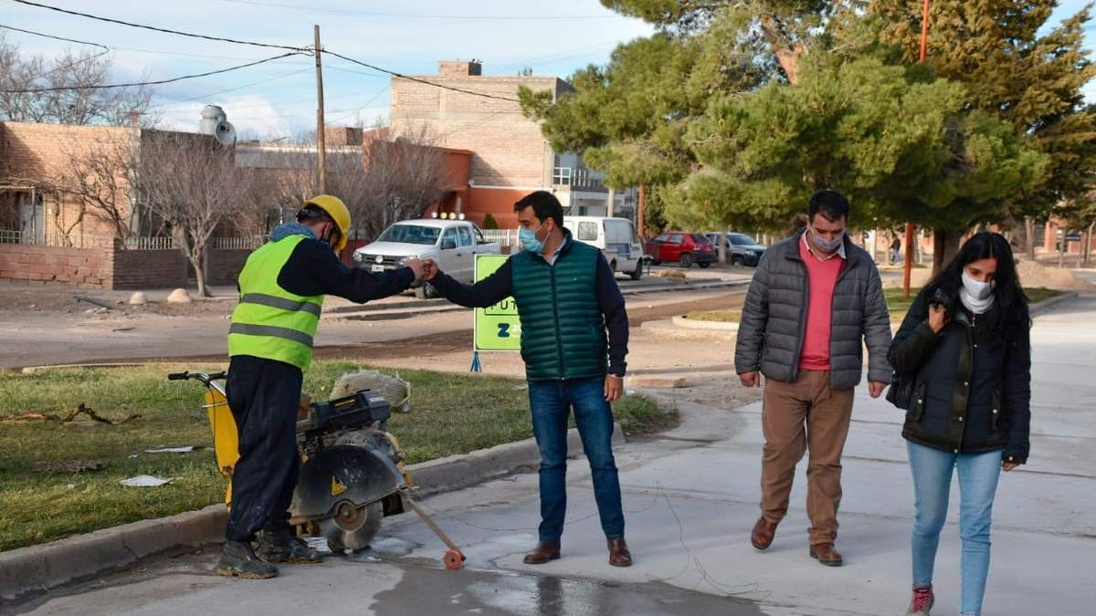 El Intendente Carlos Koopmann recorrió las obras de pavimentación. Fuente: (Twitter)