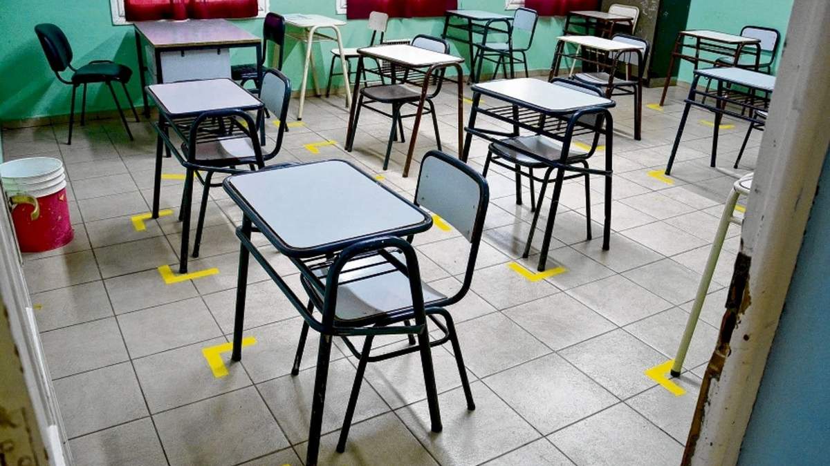 Aula ordenada según los protocolos de seguridad. Fuente: (Twitter)