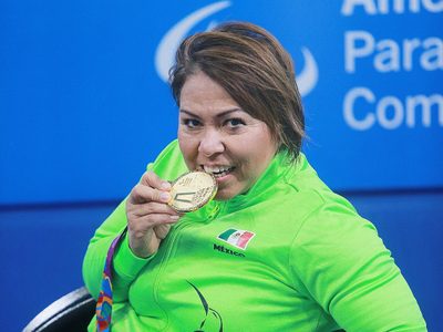 Patricia Valle logra oro y récord en natación de los Parapanamericanos