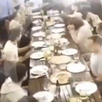 Sujetos con armas de fuego asaltan a comensales de pizzería en Puebla (Video)