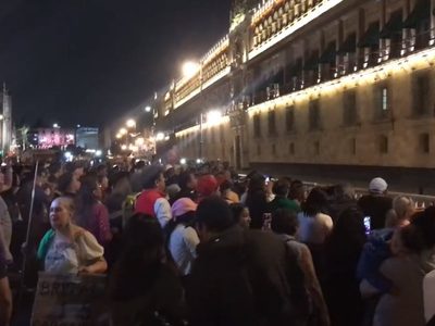 Simpatizantes llevan mariachis a Palacio Nacional para celebrar cumpleaños 70 de AMLO