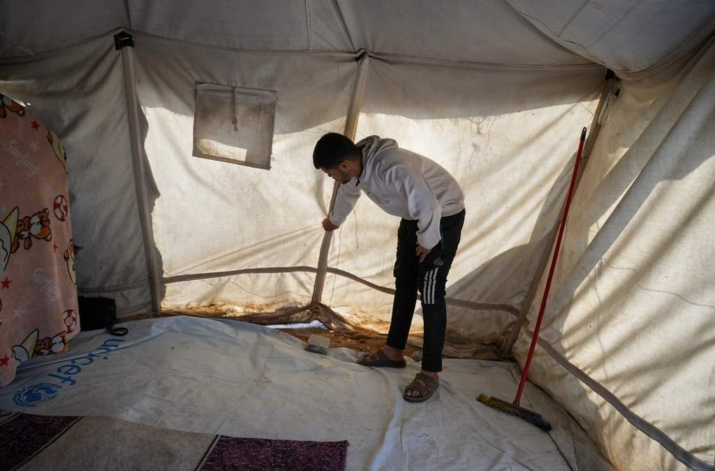 Muhannad Abu Muharib, de 27 años, refuerza su tienda de campaña luego que resultara dañada por la tormenta en un campamento temporal en la playa de Deir al-Balah, en el centro de la Franja de Gaza, el sábado 15 de noviembre de 2025