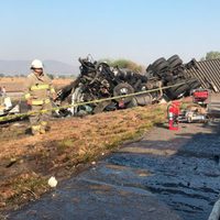 Camioneta chocada por tráiler se incendia en Jalisco; mueren dos personas calcinadas