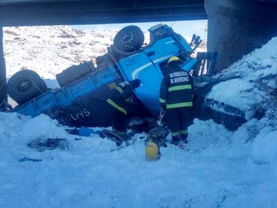 Impactante vuelco de un camión en el puente de Covunco Pavia