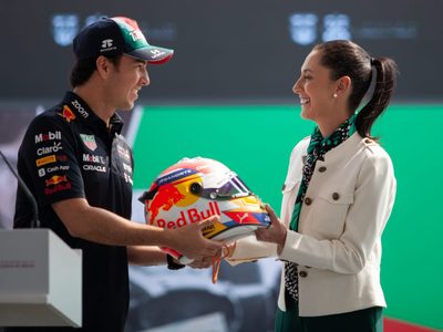 Tras calificar de “fifí” a la F1, Sheinbaum recibe de regalo un casco de Checo Pérez