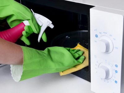 El truco más fácil para limpiar el microondas y dejarlo como si recién lo estrenaras: sin usar químicos
