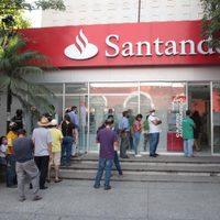 Usuarios de Santander reportan fallas en cajeros y aplicaciones móviles