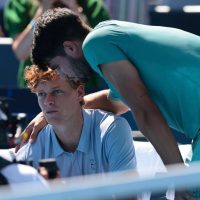 Alcaraz gana el Abierto de Cincinnati tras la retirada de Sinner en el primer set por enfermedad