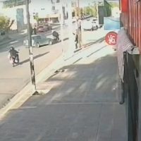 Se entregó la mujer que chocó una moto y escapó; no tenía licencia para conducir