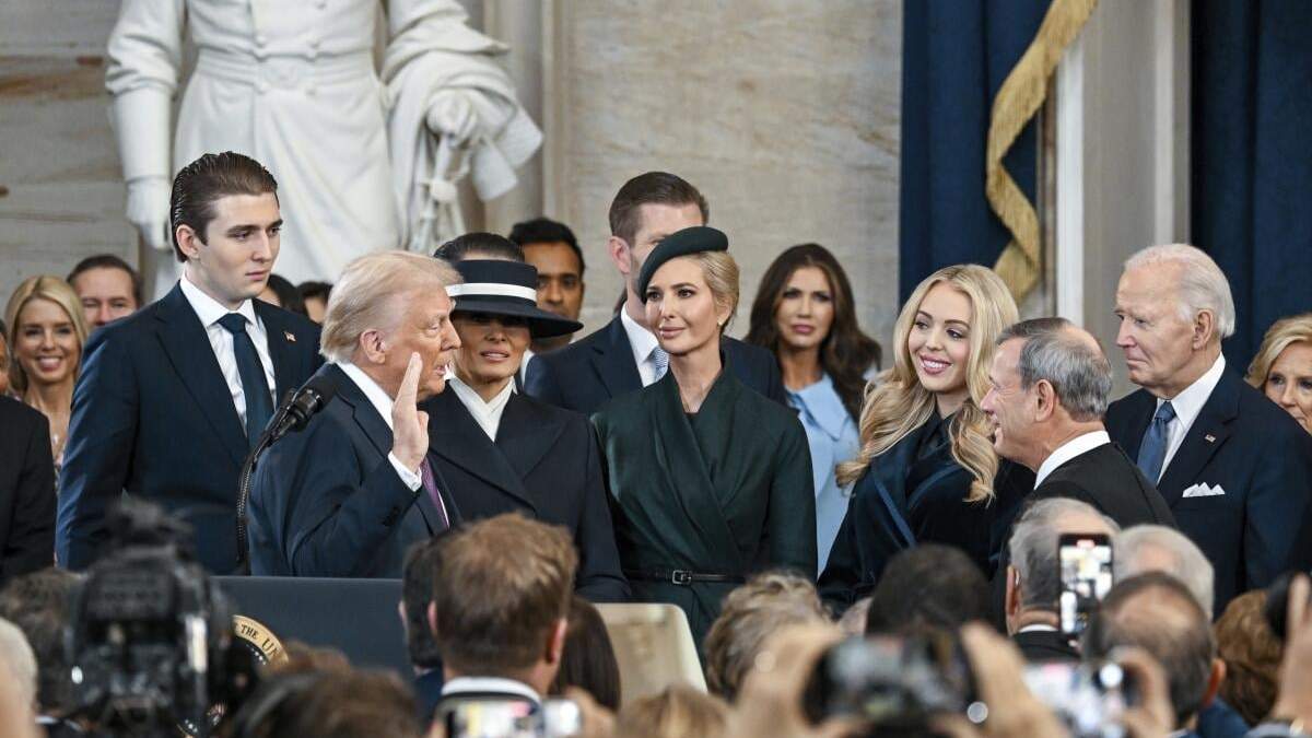 El presidente electo Donald Trump al tomar juramento como presidente de Estados Unidos en la Rotonda del Capitolio estadounidense en Washington