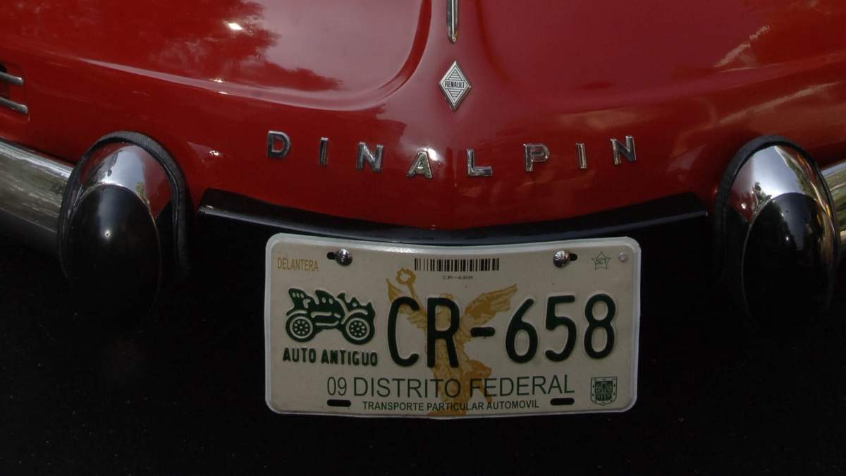 Un vehículo clásico con placas de "auto antiguo"