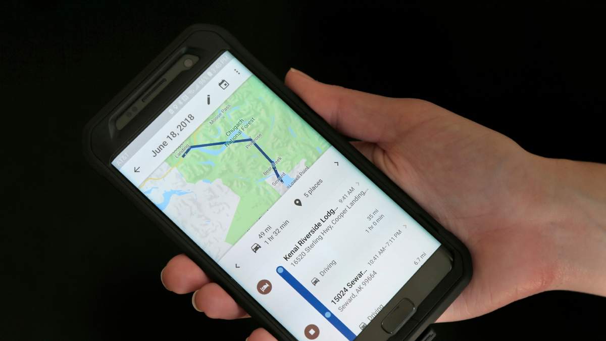 En esta foto de archivo del 8 de agosto de 2018, un teléfono móvil muestra los viajes de un usuario usando Google Maps en Nueva York