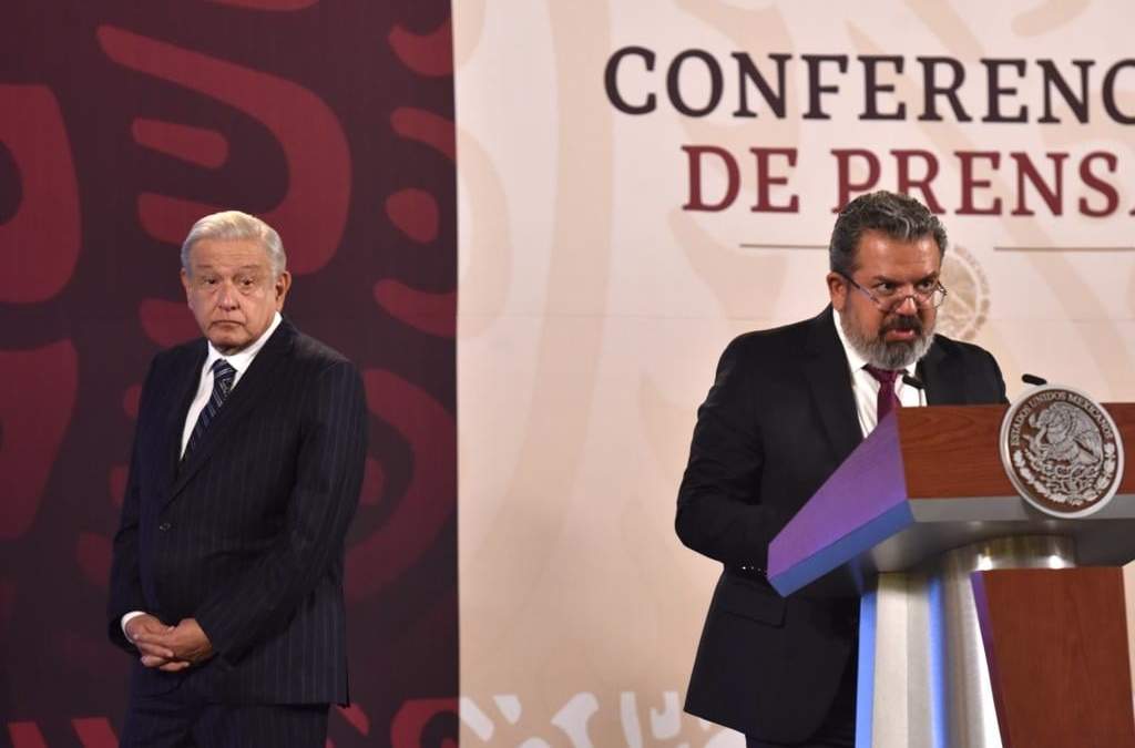En la conferencia mañanera, el presidente López Obrador con Jorge Lara Nuño, secretario de Infraestructura, Comunicaciones y Transportes