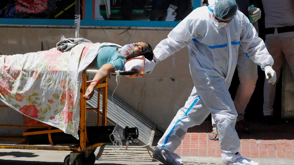 Trasladan a una paciente COVID positivo a otro hospital por falta de camas. Fuente: (Twitter)
