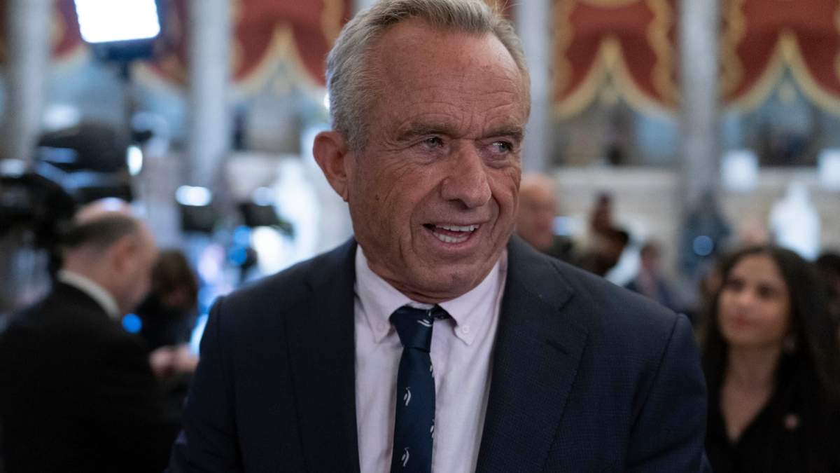 El secretario de Salud de EEUU, Robert F. Kennedy Jr., camina hacia la Cámara de Representantes, en el Capitolio en Washington