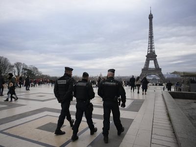 Desalojan rascacielos e instituciones de París por oleada de amenazas de bomba